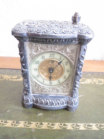 4781-Hodiny cestovni gravirovane  mini 6 x 4 cm , V - 8 cm  -  3 900 kc